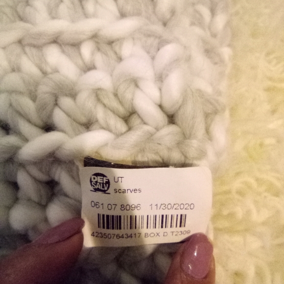 NWT Universal Thread Thick Knitted Scarf - Picture 3 of 4